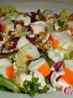 Una foto de Ensalada con palitos de mar y salsa de yogur al jengibre