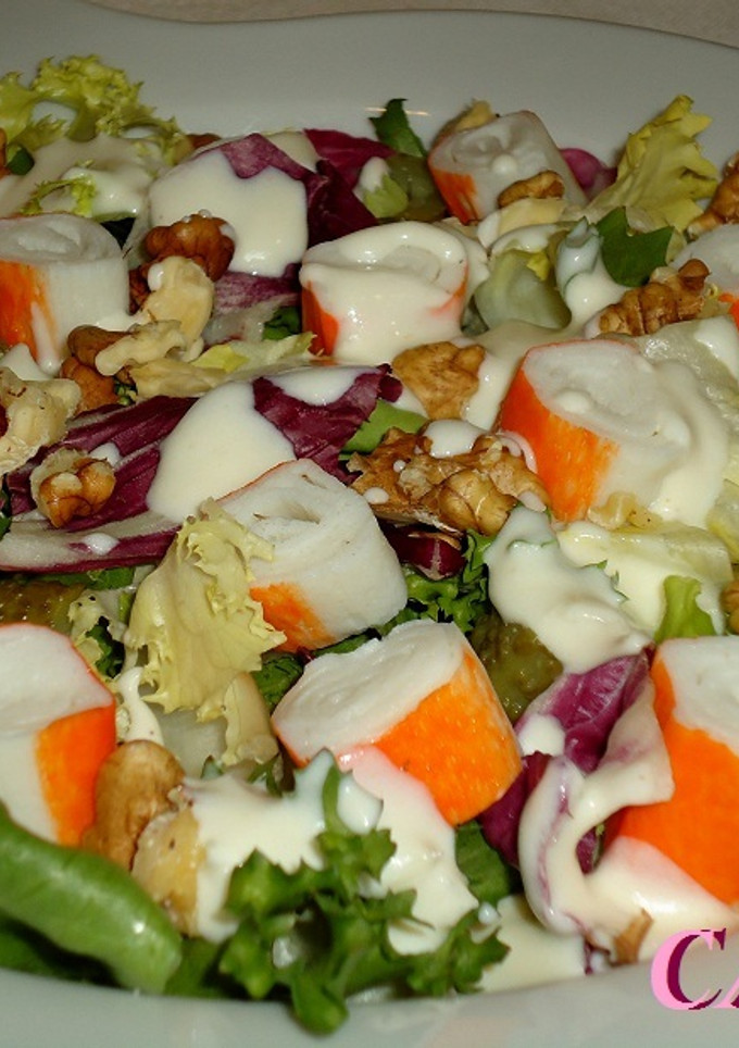 Una foto de Ensalada con palitos de mar y salsa de yogur al jengibre