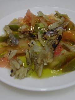 Una foto de Capellans con aceite y en la huerta