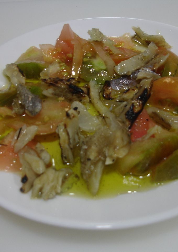 Una foto de Capellans con aceite y en la huerta