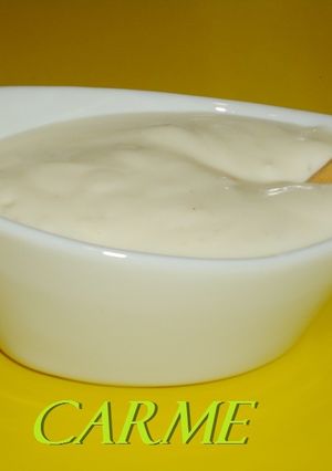 Una foto de Salsa de yogur de piña con jengibre