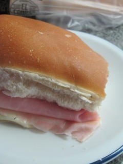 Una foto de Pebete de jamón y queso