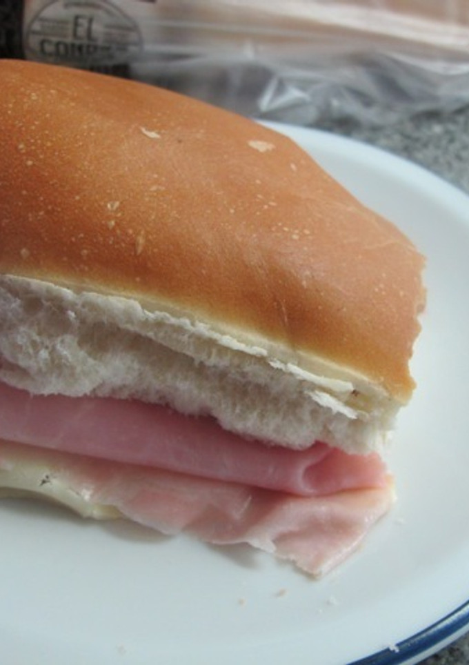 Una foto de Pebete de jamón y queso