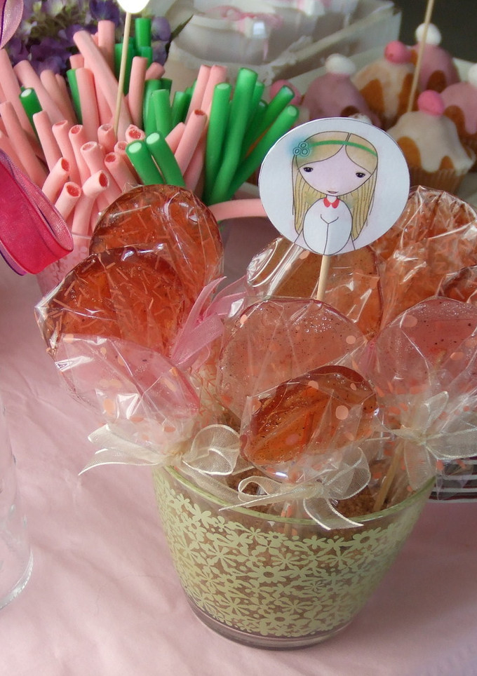 Una foto de Piruletas de caramelo y fresa