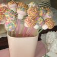 Piruletas de nubecitas y chocolate blanco