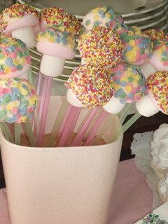 Una foto de Piruletas de nubecitas y chocolate blanco