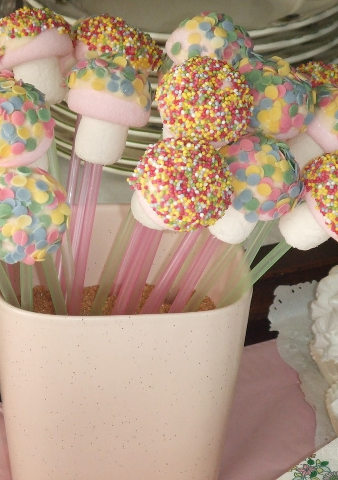 Una foto de Piruletas de nubecitas y chocolate blanco