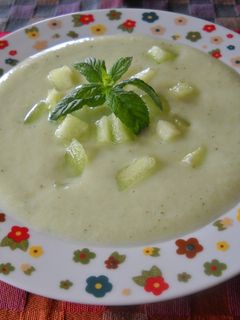 Una foto de Sopa fría de apio con hierbabuena y melón Galia