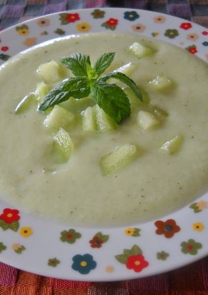 Una foto de Sopa fría de apio con hierbabuena y melón Galia