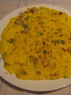 Una foto de Tortilla de aguacates y jamón