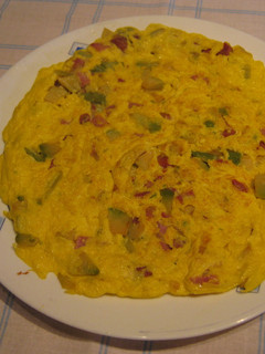 Una foto de Tortilla de aguacates y jamón