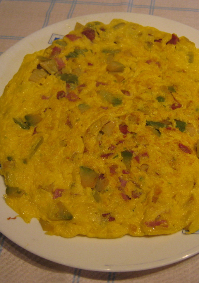 Una foto de Tortilla de aguacates y jamón