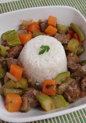 Una foto de Fricasse de carne e legumes ao mel