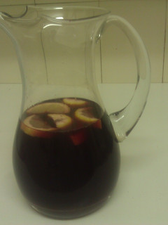 Una foto de Sangría de vino, ron, coñac y cointreau