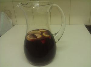 Una foto de Sangría de vino, ron, coñac y cointreau