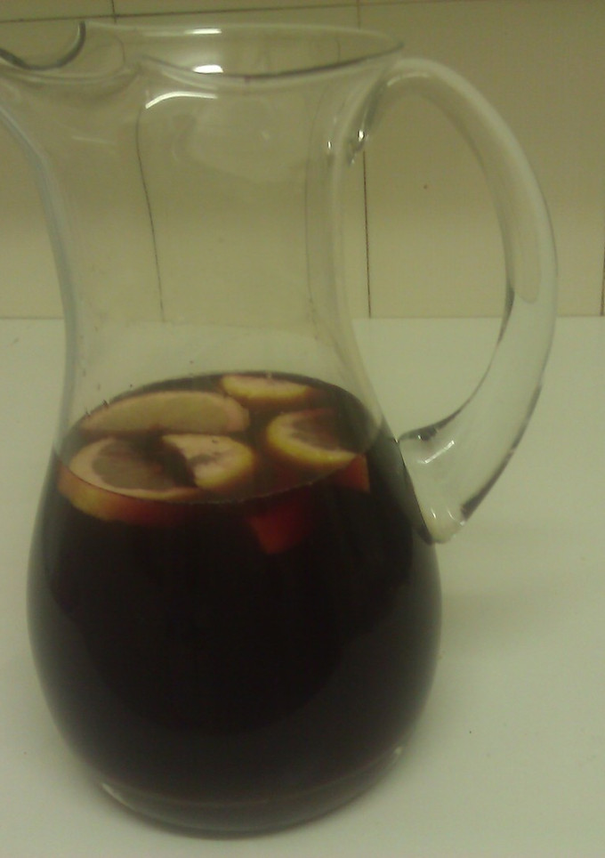 Una foto de Sangría de vino, ron, coñac y cointreau