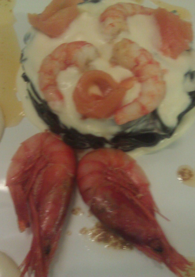 Una foto de Espaguetis negros con gambas y salmón
