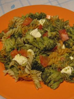 Una foto de Ensalada de macarrones con brócoli y queso fresco
