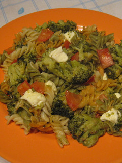Foto principal de Ensalada de macarrones con brócoli y queso fresco