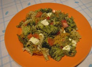 Foto principal de Ensalada de macarrones con brócoli y queso fresco