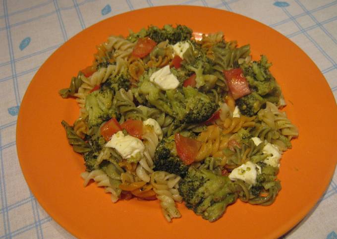 Foto principal de Ensalada de macarrones con brócoli y queso fresco
