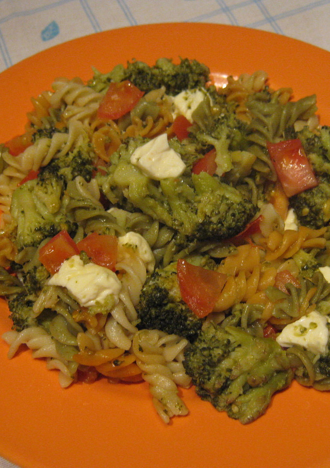 Una foto de Ensalada de macarrones con brócoli y queso fresco