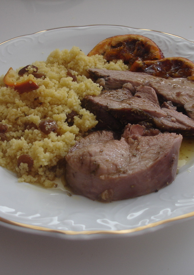 Una foto de Pierna de cordero y couscous condimentado