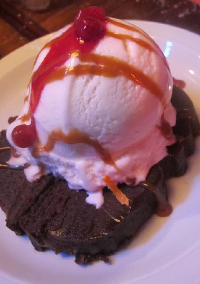 Una foto de Brownie con helado y salsa de chocolate