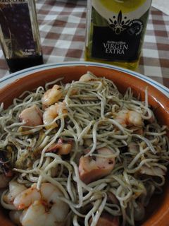 Una foto de Cazuelita de gulas, pulpo y gambas
