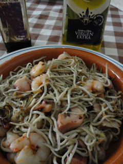 Una foto de Cazuelita de gulas, pulpo y gambas