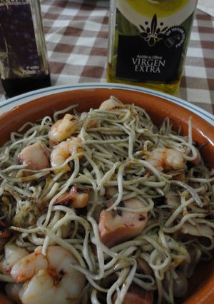 Una foto de Cazuelita de gulas, pulpo y gambas