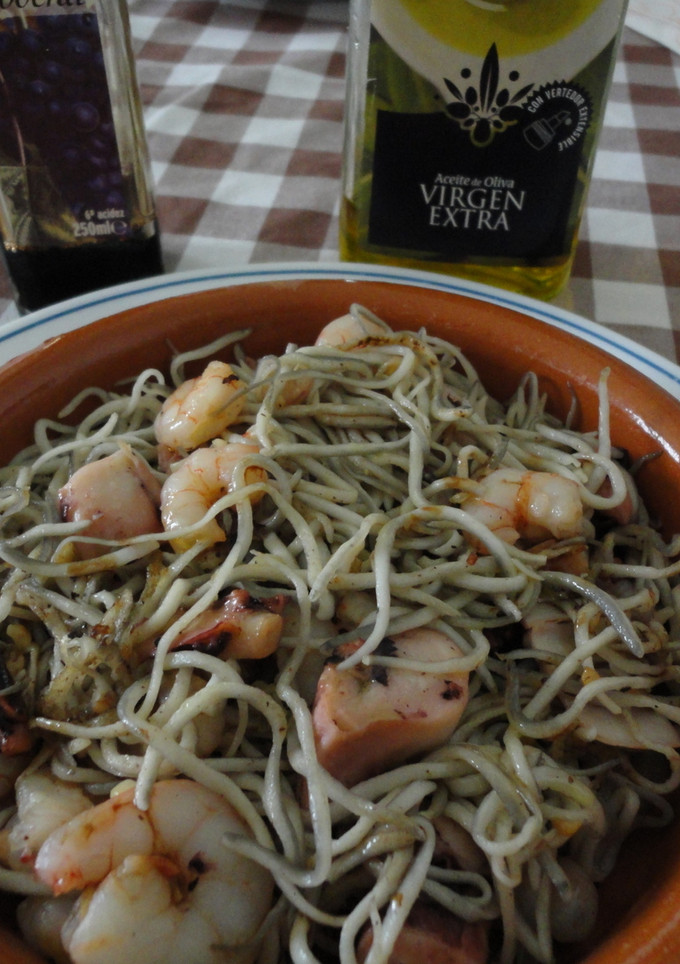 Una foto de Cazuelita de gulas, pulpo y gambas