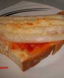 Supertosta de espárragos gratinados al grana padano