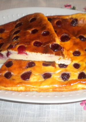 Una foto de Tarta de queso con sacarina y cerezas