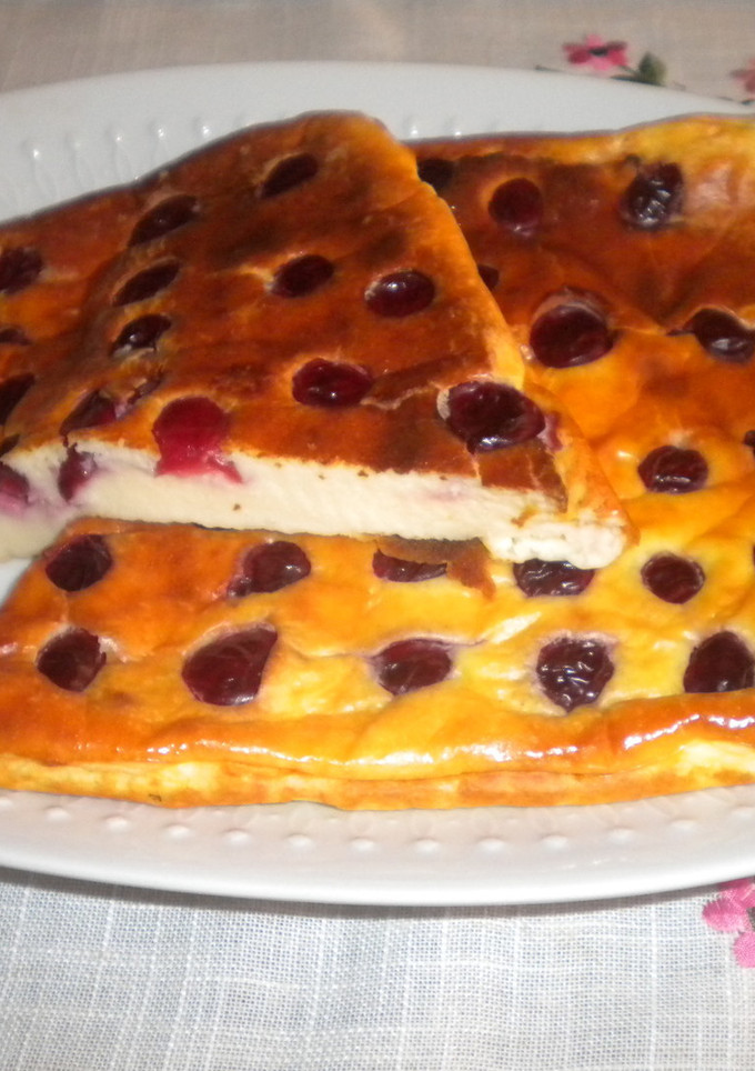 Una foto de Tarta de queso con sacarina y cerezas
