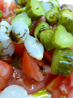 Una foto de Ensalada sencilla de verano tomate y encurtidos