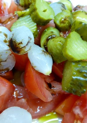 Una foto de Ensalada sencilla de verano tomate y encurtidos