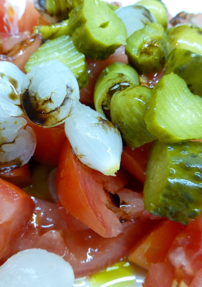 Una foto de Ensalada sencilla de verano tomate y encurtidos