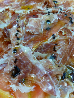 Una foto de Ensalada de tomate con jamón ibérico
