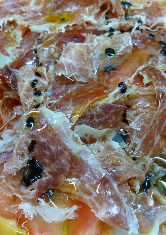 Una foto de Ensalada de tomate con jamón ibérico