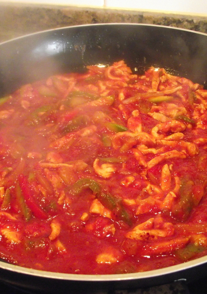 Una foto de Frito casero de pollo con verduras