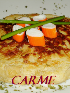 Una foto de Tortilla de manzana y palitos de mar
