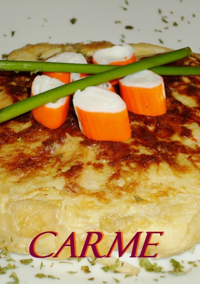 Una foto de Tortilla de manzana y palitos de mar