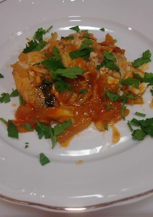 Una foto de Merluza en salsa roja fuerte