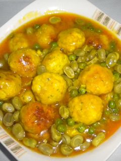 Una foto de Albóndigas de pollo con habas