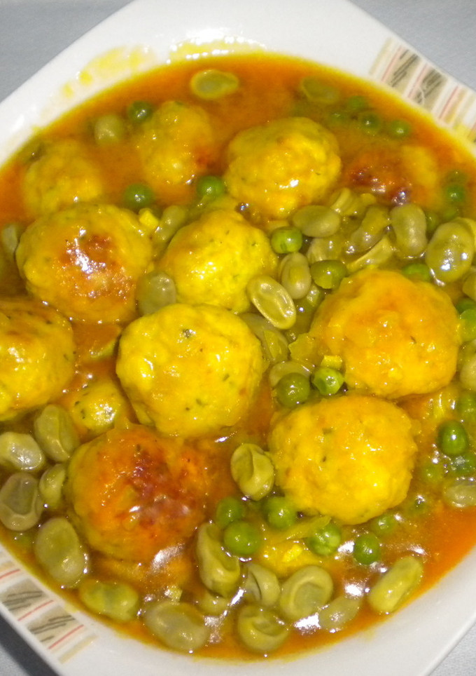 Una foto de Albóndigas de pollo con habas