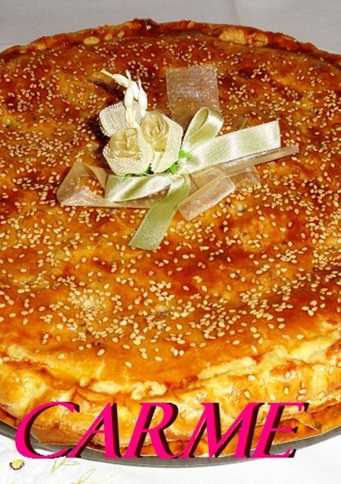 Una foto de Empanada rellena de setas y langostinos