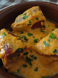 Una foto de Pimientos de piquillo rellenos de atún con tomate