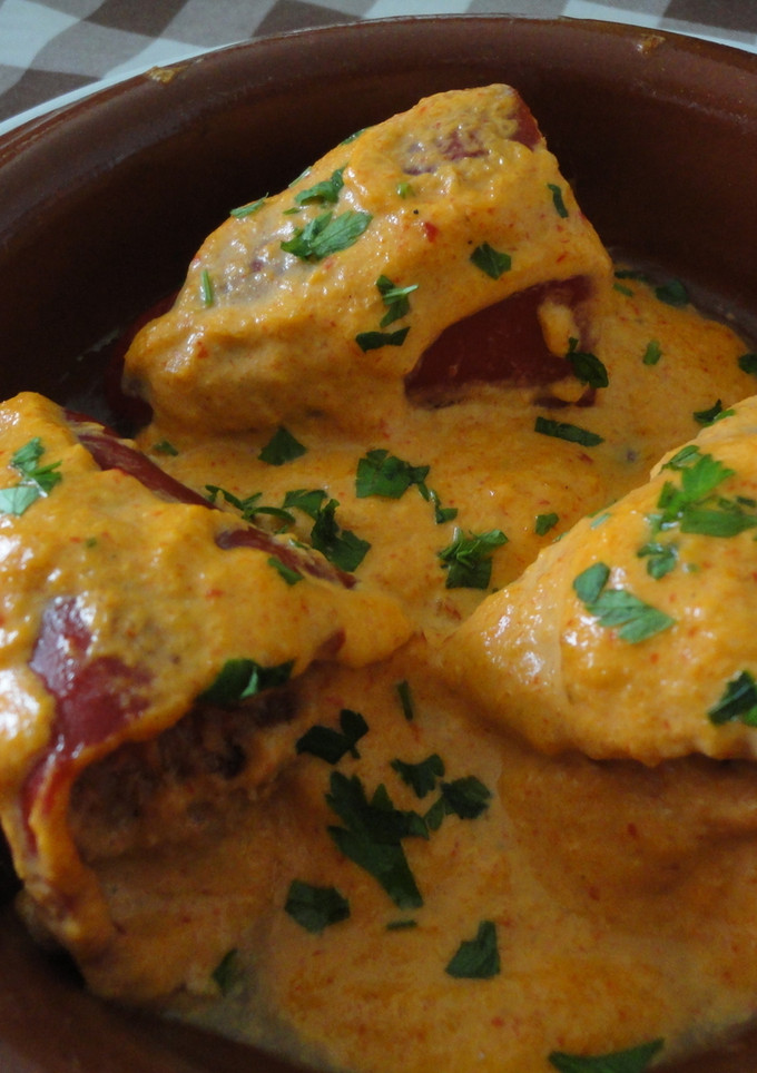 Una foto de Pimientos de piquillo rellenos de atún con tomate