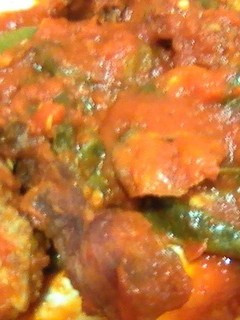 Una foto de Tomate con conejo y pimiento